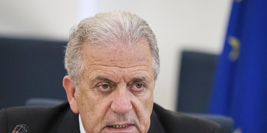 EU-Migrationskommissar Dimitris Avramopoulos hat am Dienstag in Strassburg den Start von Vertragsverletzungsverfahren gegen Ungarn, Polen und Tschechien bekannt gegeben. Diese drei Staaten weigern sich trotz EU-Beschluss, Flüchtlinge aus Griechenland und Italien zu übernehmen (Archiv). EU-Migrationskommissar Dimitris Avramopoulos hat am Dienstag in Strassburg den Start von Vertragsverletzungsverfahren gegen Ungarn, Polen und Tschechien bekannt gegeben. Diese drei Staaten weigern sich trotz EU-Beschluss, Flüchtlinge aus Griechenland und Italien zu übernehmen (Archiv).