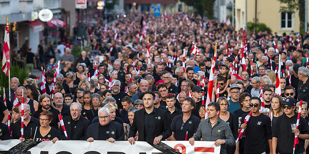 Die Gemeindebehörden von Moutier BE erhalten Sukkurs vom jurassischen Parlament - letzten Freitag gingen Tausende in Moutier auf die Strasse (Archivbild).