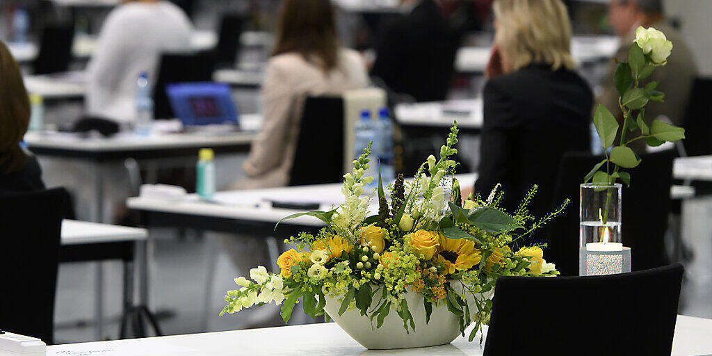 Blumen und eine Kerze auf dem Pult im Nationalratssaal erinnern an den verstorbenen Albert Vitali (FDP/LU).