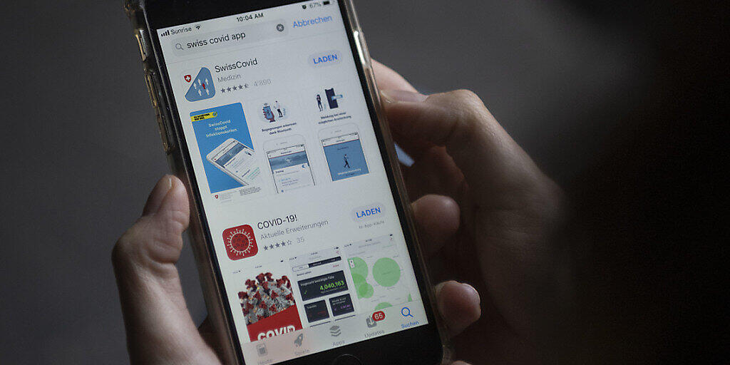 Um ihren Nutzen zu entfalten, haben zu wenige Menschen die Contact-Tracing-App installiert. Nur ein Grund dafür ist gemäss einer ZHAW-Umfrage die Angst vor Überwachung. (Symbolbild)