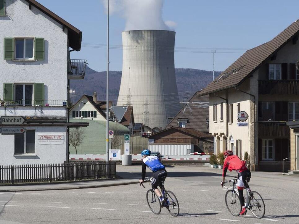 Einer der Kühltürme des AKW Gösgen vom Dorf Däniken aus gesehen. Das Atomkraftwerk kann seit Samstag wieder Strom produzieren. (Archivbild)