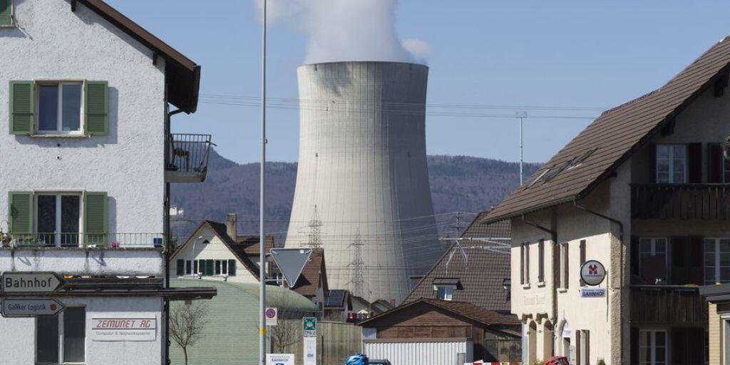 Einer der Kühltürme des AKW Gösgen vom Dorf Däniken aus gesehen. Das Atomkraftwerk kann seit Samstag wieder Strom produzieren. (Archivbild)