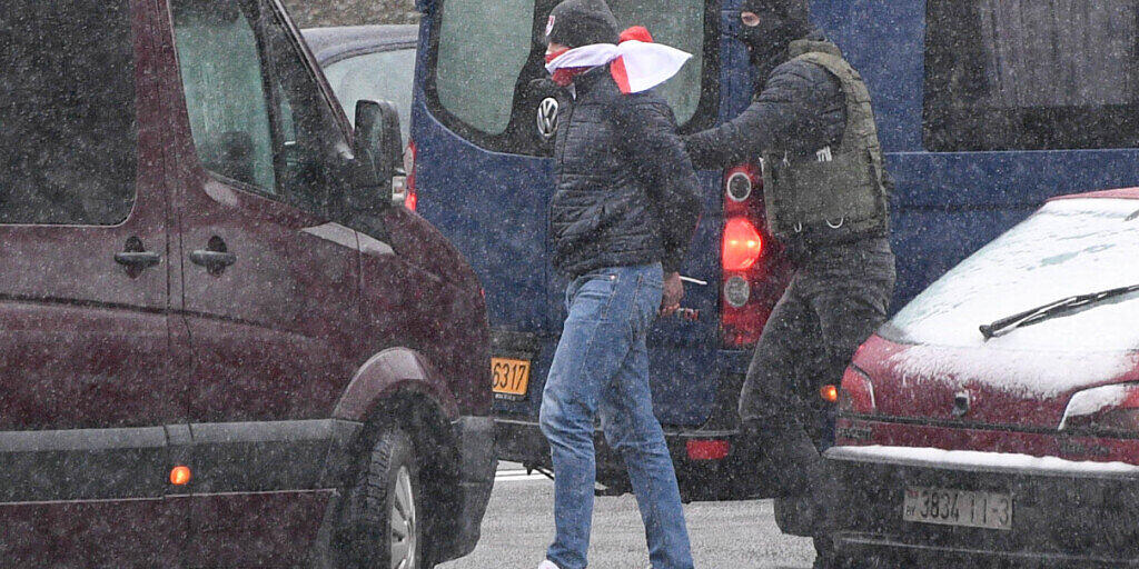 Ein Polizist führt einen Demonstranten während der Kundgebung gegen den Präsidenten Lukaschenko ab. Foto: Viktor Tolochko/dpa Ein Polizist führt einen Demonstranten während der Kundgebung gegen den Präsidenten Lukaschenko ab. Foto: Viktor Tolochko/dpa