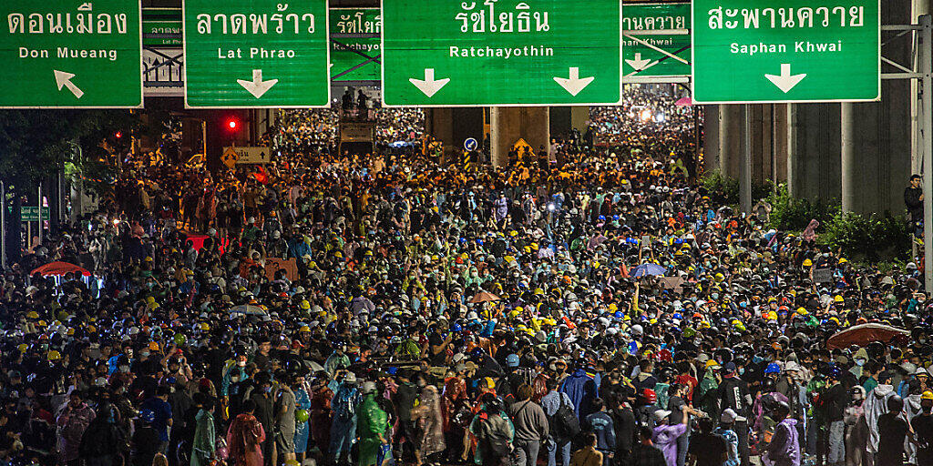 Pro-demokratische Demonstranten gehen in Bangkok auf die Straße. Foto: Geem Drake/SOPA Images via ZUMA Wire/dpa