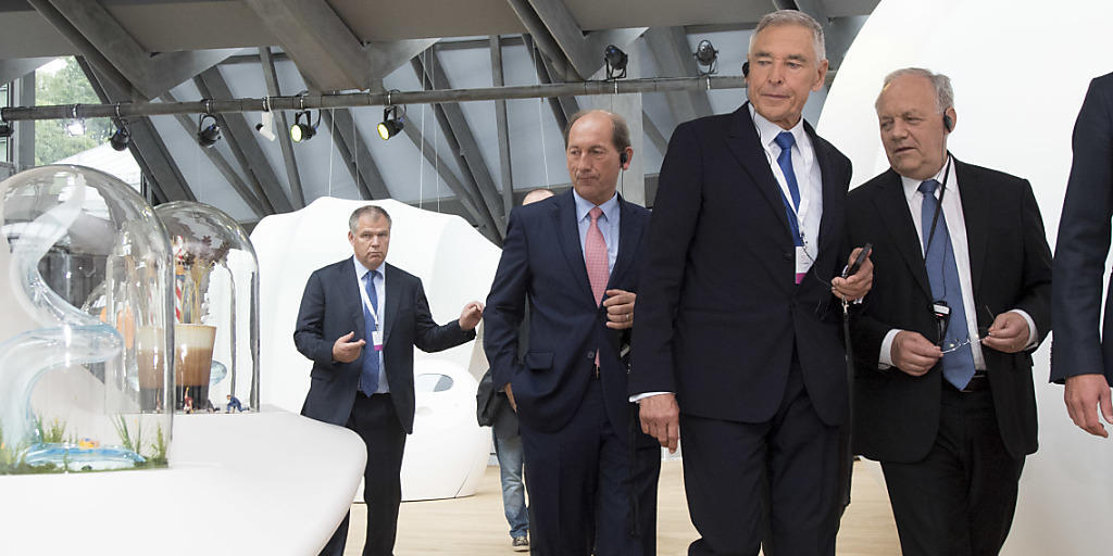 Der Nestlé-CEO Paul Bulcke, Verwaltungsratspräsident Peter Brabeck-Letmathe und Bundespräsident Johann Schneider-Ammann (v.l.n.r.) bei der Besichtigung der Ausstellung von "Nest".