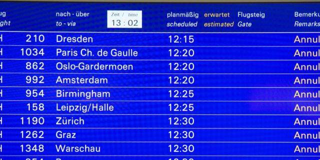 Informationstafel am Montag auf dem Flughafen Frankfurt