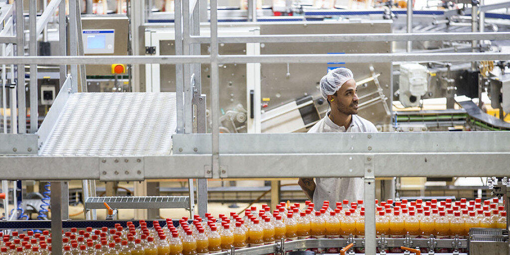 Produktion trotz  Obsternte gesteigert. Abfüllbetrieb der Ramseier in Oberkirch LU.