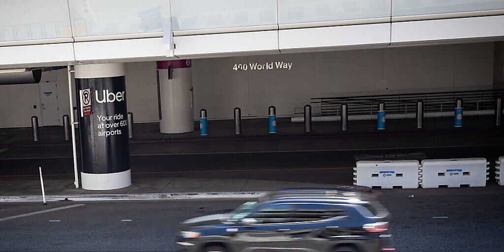 Dieses Bild könnte nach einer Betriebseinstellung von Uber in Kalifornien zum Normalzustand werden: Leere Einsteigezone von Uber am Flughafen von Los Angeles. (Archivbild)