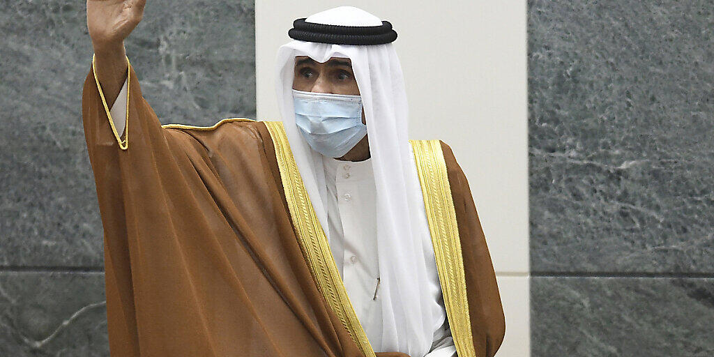 ARCHIV - Scheich Nawaf al-Ahmed al-Sabah winkt nach seiner Vereidigung als Emir von Kuwait. Der neue Emir von Kuwait hat den 80 Jahre alten Scheich Mischal al-Ahmed al-Sabah zum Kronprinzen ernannt. Foto: Jaber Abdulkhaleg/AP/dpa ARCHIV - Scheich Nawaf al-Ahmed al-Sabah winkt nach seiner Vereidigung als Emir von Kuwait. Der neue Emir von Kuwait hat den 80 Jahre alten Scheich Mischal al-Ahmed al-Sabah zum Kronprinzen ernannt. Foto: Jaber Abdulkhaleg/AP/dpa