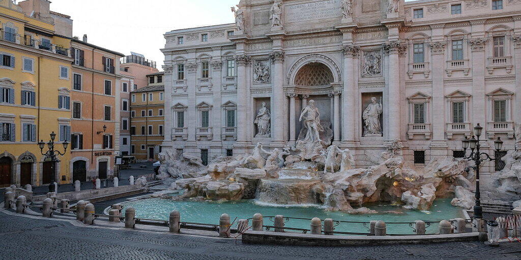 Die Touristen bleiben weg, die Wirtschaft stürzt in die Rezession: keine Touristen beim Römer Trevi-Brunnen (Bild vom März 2020).