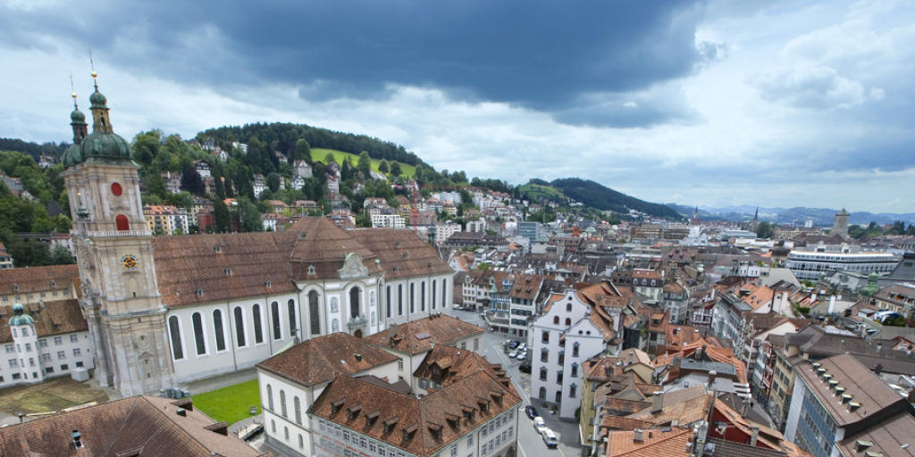 Blick vom Turm der reformierten St. Laurenzen-Kirche auf die Dächer der St. Galler Altstadt und die Stiftskirche (Archiv)