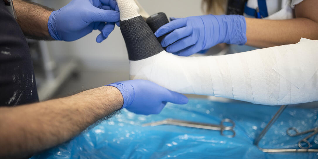 VERLETZUNG, WADENKNOCHENBRUCH, BEINVERLETZUNG, BEINBRUCH, BRUCH, GIPS, GIPSEN, GIPSWECHSEL, GIPSBEIN, GIPSVERBAND, STADTSPITAL TRIEMLI, TRIEMLI, SPITAL TRIEMLI, PFLEGEPERSONAL, PFLEGEFACHFRAU, MEDIZINISCHE HANDSCHUHE, EINWEGHANDSCHUHE, GIPSFUSS, GIPSZI VERLETZUNG, WADENKNOCHENBRUCH, BEINVERLETZUNG, BEINBRUCH, BRUCH, GIPS, GIPSEN, GIPSWECHSEL, GIPSBEIN, GIPSVERBAND, STADTSPITAL TRIEMLI, TRIEMLI, SPITAL TRIEMLI, PFLEGEPERSONAL, PFLEGEFACHFRAU, MEDIZINISCHE HANDSCHUHE, EINWEGHANDSCHUHE, GIPSFUSS, GIPSZI