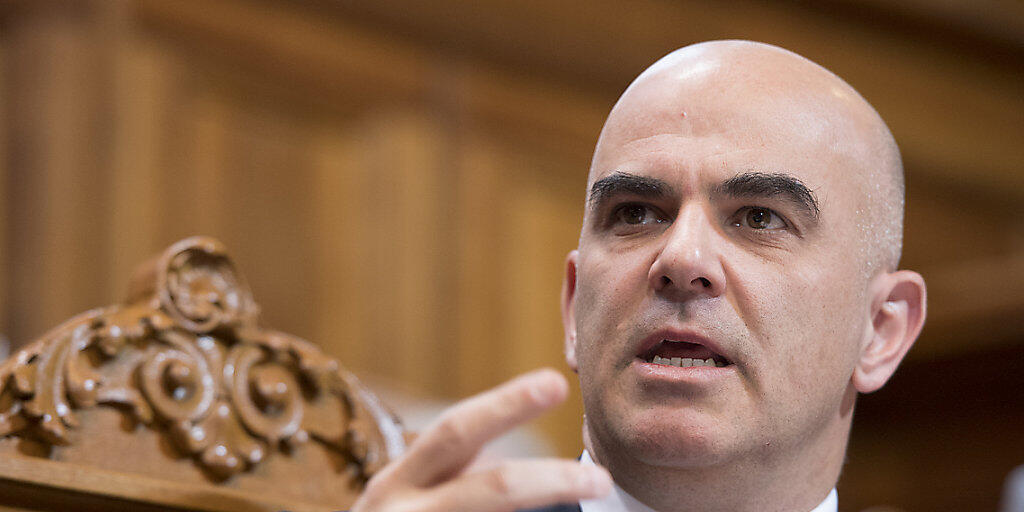 Bundesrat Alain Berset warnt im Ständerat vor unverhältnismässigen Mitteln gegen IV-Rentnerinnen und -Rentner. Er erinnerte an die rechtsstaatlichen Grundsätze.
