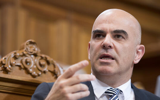 Bundesrat Alain Berset warnt im Ständerat vor unverhältnismässigen Mitteln gegen IV-Rentnerinnen und -Rentner. Er erinnerte an die rechtsstaatlichen Grundsätze.