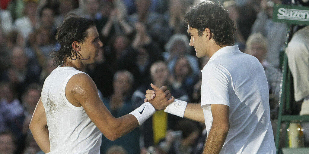 Ein Bild für die Ewigkeit: Auf dem schon sehr dunklen Centre Court von Wimbledon gratuliert Roger Federer (re.) Rafael Nadal zum Sieg
