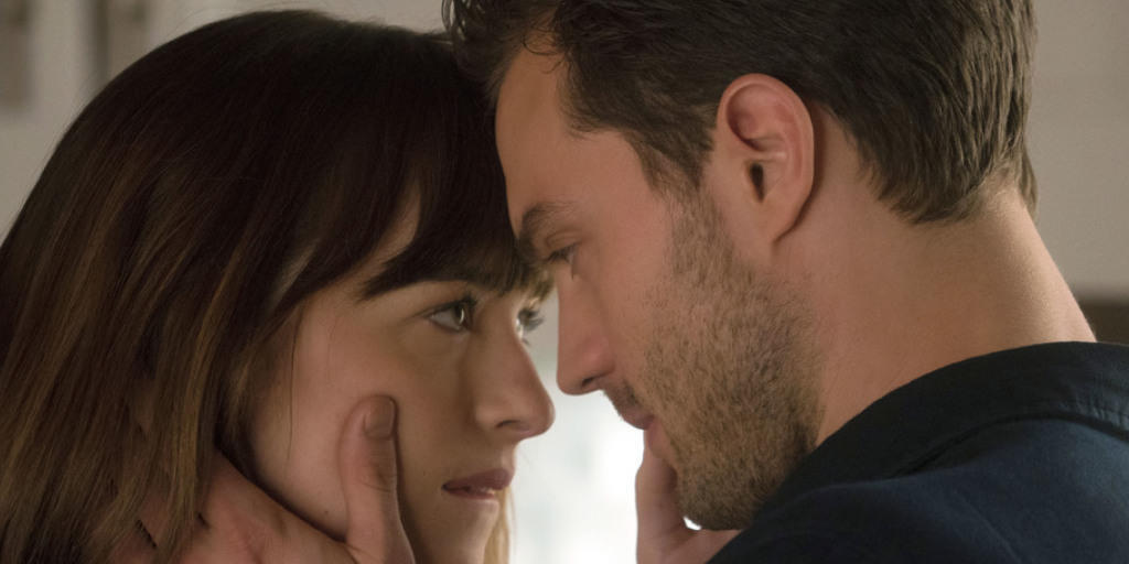 Dakota Johnson als Anastasia Steele (l) und Jamie Dornan als Christian Grey in "Fifty Shades Darker". Die Sadomaso-Romanze übernahm am Wochenende vom 9. bis 12. Februar 2017 die Spitze in den Kinocharts. (Archiv) Dakota Johnson als Anastasia Steele (l) und Jamie Dornan als Christian Grey in "Fifty Shades Darker". Die Sadomaso-Romanze übernahm am Wochenende vom 9. bis 12. Februar 2017 die Spitze in den Kinocharts. (Archiv)