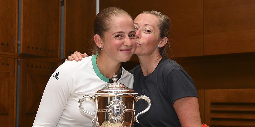 Starkes Familienduo: Mutter Jelena Jakovleva herzt Tochter Jelena Ostapenko nach dem Gewinn der French-Open-Trophy