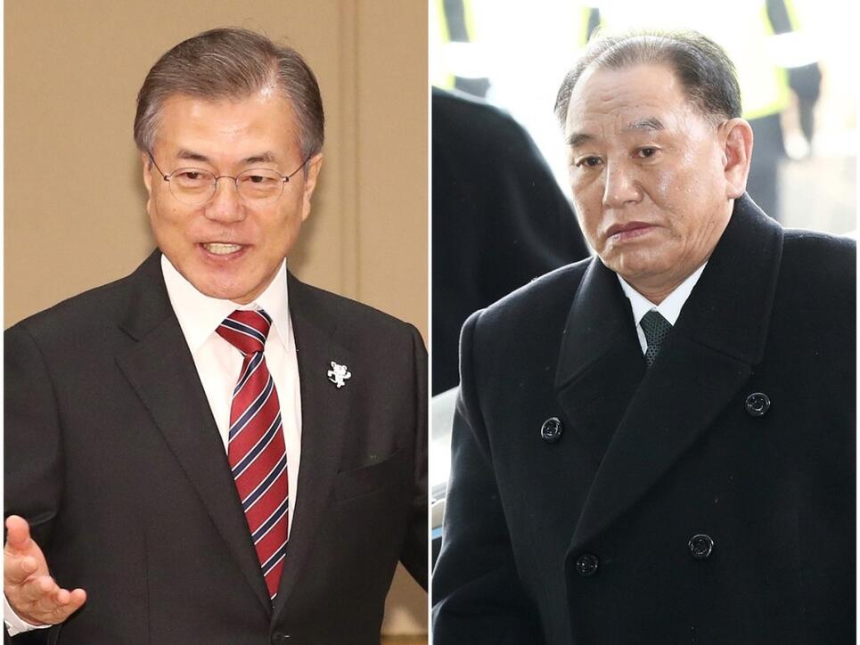 Südkoreas Präsident Moon Jae in (l) und der nordkoreanische General Kim Yong Chol trafen sich vor der Schlussfeier der Olympischen Winterspiele (Archiv)