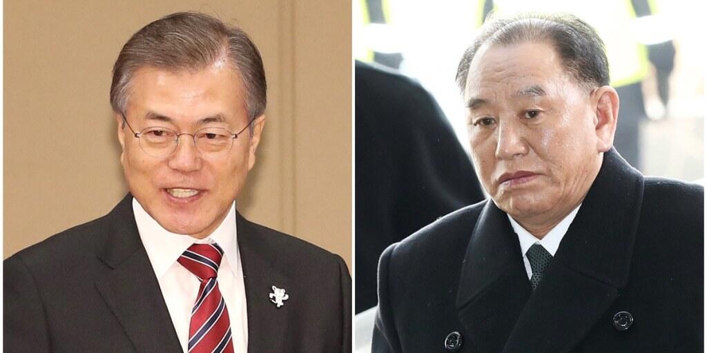 Südkoreas Präsident Moon Jae in (l) und der nordkoreanische General Kim Yong Chol trafen sich vor der Schlussfeier der Olympischen Winterspiele (Archiv)
