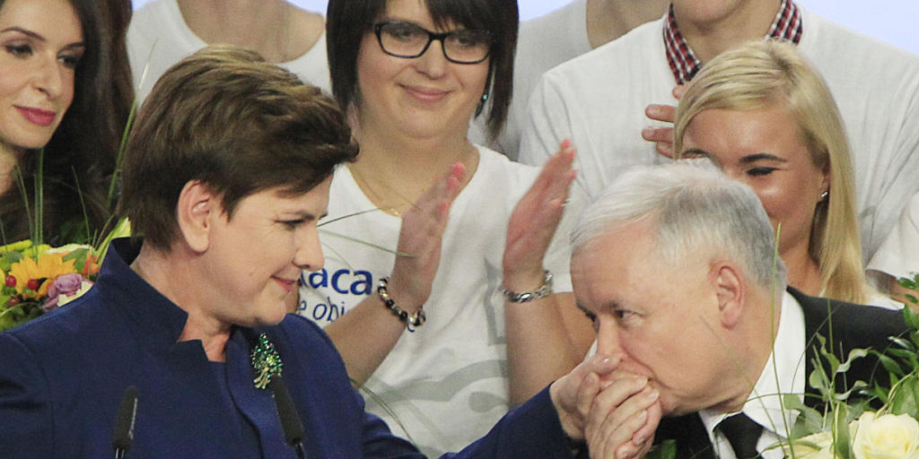 Polens Ministerpräsident Jaroslaw Kaczynski (rechts) mit PiS-Spitzenkandidatin Beata Szydlo (links).