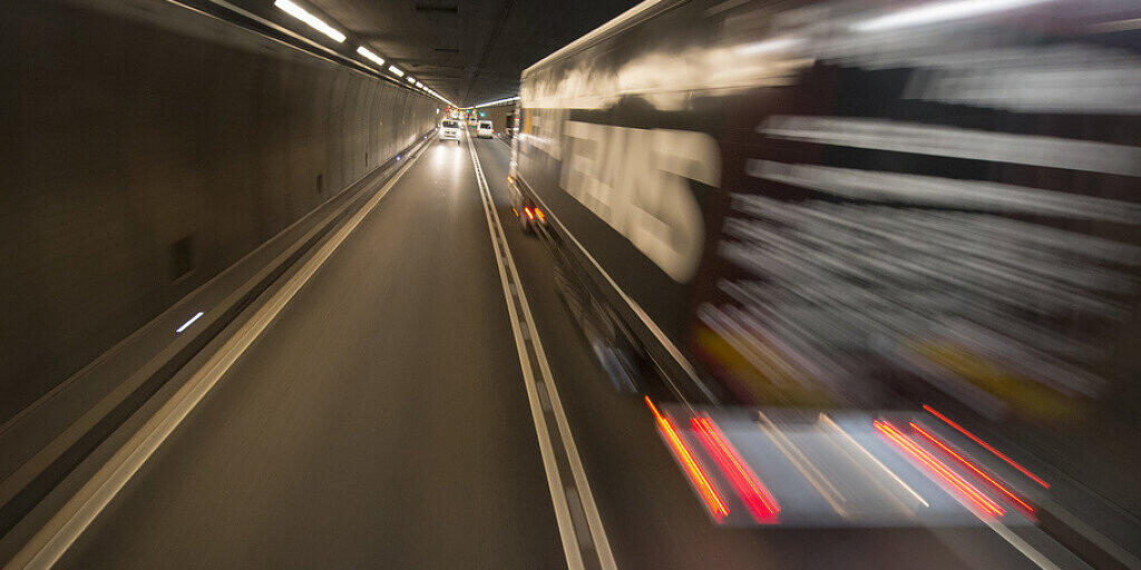 Der Gotthardtunnel war am Freitag wegen eines Lüftungsproblems während rund fünf Stunden in beiden Richtungen gesperrt. (Archivbild) Der Gotthardtunnel war am Freitag wegen eines Lüftungsproblems während rund fünf Stunden in beiden Richtungen gesperrt. (Archivbild)