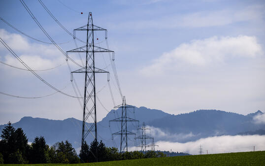 HOCHSPANNUNGSLEITUNG, STROMMAST, HOCHSPANNUNGSMAST, STOMLEITUNG, STROMNETZ, ELEKTRISCHE ENERGIE, STROM, ELEKTRISCHER STROM, ENERGIEVERSORGUNG, HERBST, NATUR, HERBSTWETTER, NEBEL,