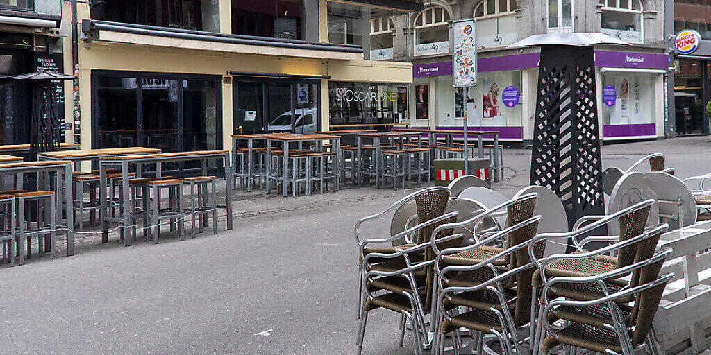 Schweizerinnen und Schweizer machen sich immer mehr Sorgen um ihre finanzielle Situation - im Bild wegen der Coronakrise geschlossene Restaurants in der Steinenvorstadt in Basel.