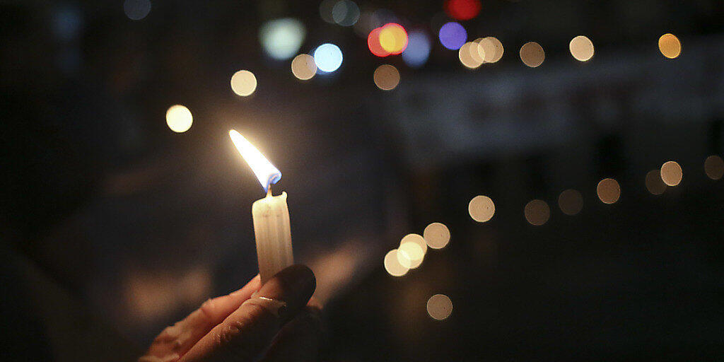 Kerzen f&uuml;r Opfer von sexuellem Missbrauch durch Geistliche in Chile - Papst Franziskus hat zwei chilenische Bisch&ouml;fe wegen Kindesmissbrauchs aus dem Klerikerstand entlassen.