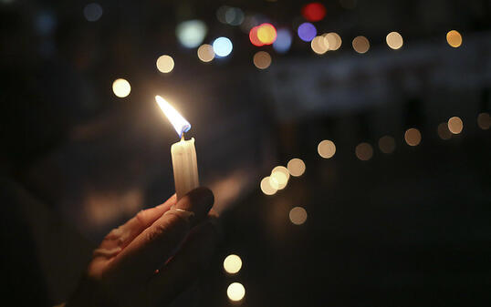 Kerzen f&uuml;r Opfer von sexuellem Missbrauch durch Geistliche in Chile - Papst Franziskus hat zwei chilenische Bisch&ouml;fe wegen Kindesmissbrauchs aus dem Klerikerstand entlassen.