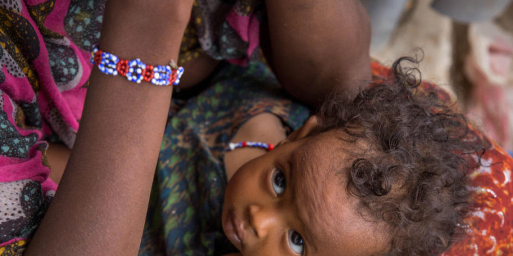 Ein unterernährtes Baby auf dem Schoss seiner Mutter in der äthiopischen Afar-Region. Alleine in Äthiopien sind mehrere Millionen Menschen von anhaltender Dürre betroffen (Archiv) Ein unterernährtes Baby auf dem Schoss seiner Mutter in der äthiopischen Afar-Region. Alleine in Äthiopien sind mehrere Millionen Menschen von anhaltender Dürre betroffen (Archiv)