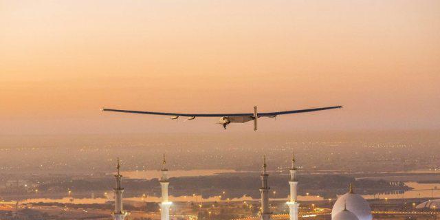 Das Flugzeug Solar Impulse 2 während einem Testflug in Abu Dhabi