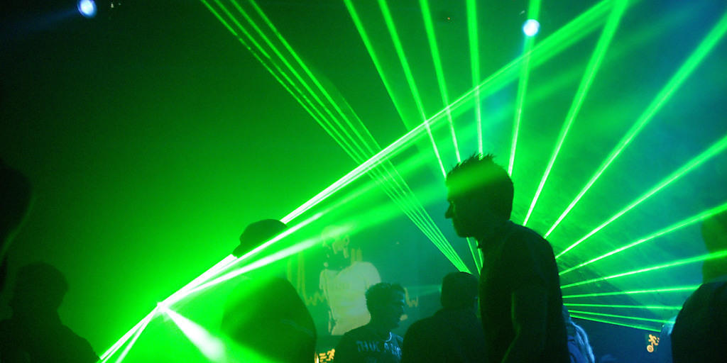 Der Bundesrat will die Bevölkerung besser vor nichtionisierender Strahlung schützen, unter anderem auch bei Lasershows. (Archiv)