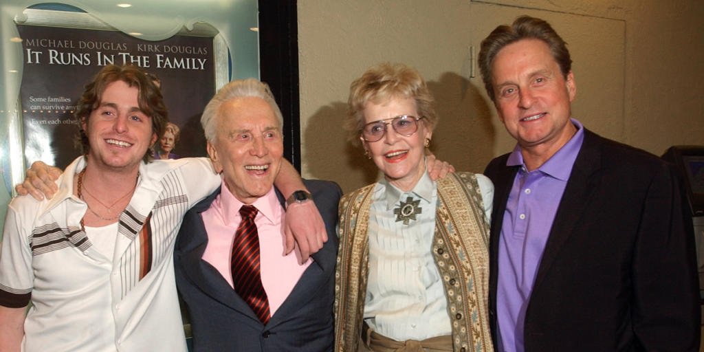 Diana Douglas, zweite von rechts, auf einer Aufnahme aus dem Jahr 2003 mit ihrem Ex-Mann Kirk Douglas und Sohn Michael (r) sowie dessen Sohn Cameron Douglas (l) (Archivbild). Diana Douglas starb am Samstag.