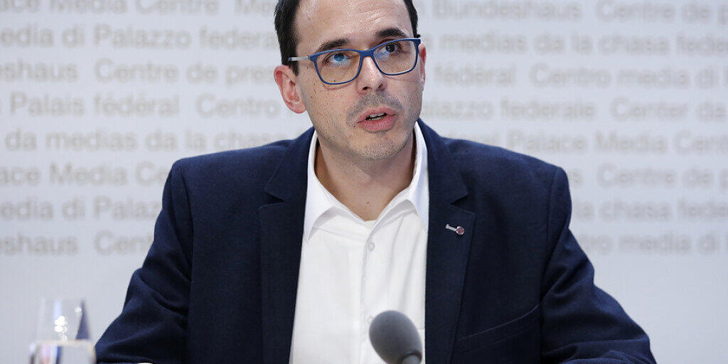 Stefan Kuster, Leiter Abteilung übertragbare Krankheiten beim BAG, zeigte sich am Dienstag vor den Medien "vorsichtig optimistisch". (Archivbild)