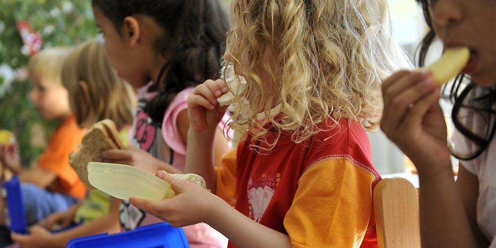 Nüsse verboten: An manchen Schweizer Schulen dürfen Kinder zum "Znüni" oder "Zvieri" nichts essen, was Nüsse enthält. (Symbolbild)