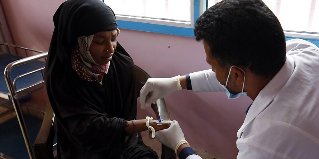 Ein Arzt behandelt eine an Cholera erkrankte Frau in Jemens Hauptstadt Sanaa. (Archiv)