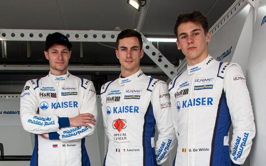 Die drei Fahrer des Mühlner Motorsport-Teams mit Matthias Kaiser, Thomas Laurent und Ugo de Wilde (v.l.I).
