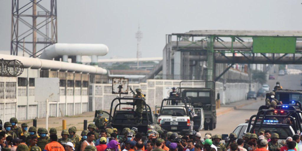 Angestellte der Raffinerie in Coatzacoalcos versammeln sich beim Zugang zum Werk. Nach jüngsten Angaben gab es 24 Tote bei der Explosion. Angestellte der Raffinerie in Coatzacoalcos versammeln sich beim Zugang zum Werk. Nach jüngsten Angaben gab es 24 Tote bei der Explosion.