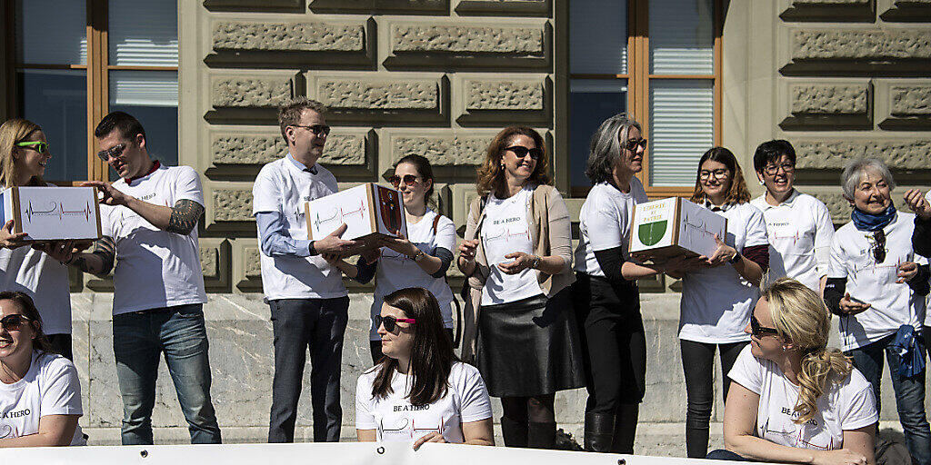 Das Jeune Chambre Internationale (JCI) hat Mitte März 2019 die Volksinitiative "Organspende fördern-Leben retten" mit rund 145'000 Unterschriften eingereicht. (Archivbild)