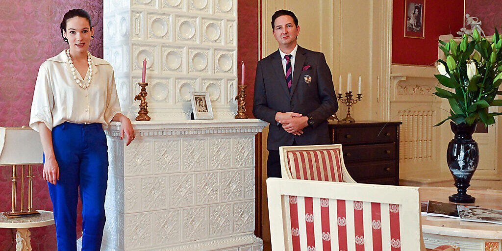 Ariane und ihr Mann Uwe Marcus Rykov stehen in einem Raum in ihrem Schloss. Foto: Patrick Pleul/dpa-Zentralbild/dpa