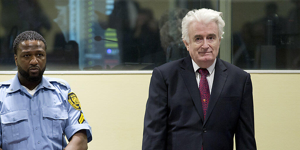 Radovan Karadzic am Mittwoch in Den Haag vor den Uno-Tribunal. Radovan Karadzic am Mittwoch in Den Haag vor den Uno-Tribunal.