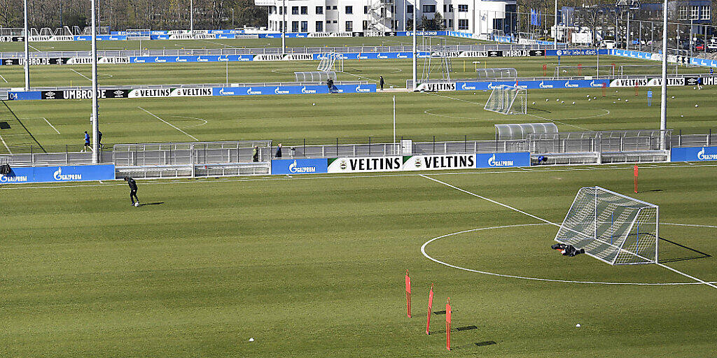 Vier Bundesligisten droht angeblich in Bälde die Zahlungsunfähigkeit. Im Bild das Trainingsgelände von Schalke 04