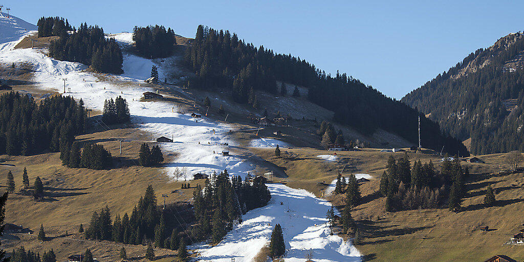 Schnee im Winter wird in vielen Regionen der Schweiz immer seltener und oftmals nur noch aus der Schneekanone anzutreffen sein. (Archivbild)