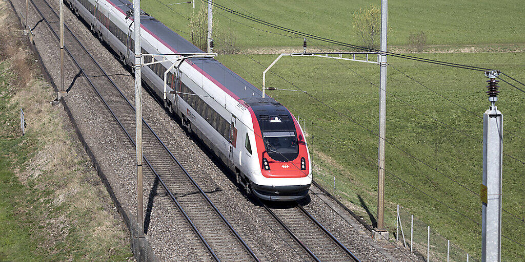 Bis 2029 rundum erneuert und bis 2043 ausrangiert: Ein Intercity-Neigezug der SBB unterwegs zwischen bei Steinen SZ. (Archivbild)