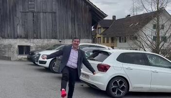 Peter Frick zeigt rote Socke