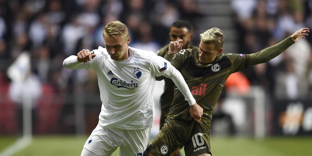 Luganos St&uuml;rmer Mattia Bottani (rechts) muss sich hier gegen Victor Nelsson mit einem Foul behelfen