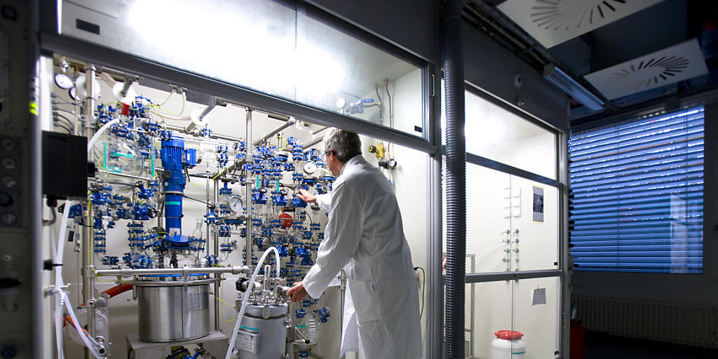 Ein Actelion-Mitarbeiter im Labor. Das Forschungsgeschäft von Actelion soll im Zuge der Übernahme durch Johnson & Johnson an die Börse gebracht werden. (Archiv) Ein Actelion-Mitarbeiter im Labor. Das Forschungsgeschäft von Actelion soll im Zuge der Übernahme durch Johnson & Johnson an die Börse gebracht werden. (Archiv)