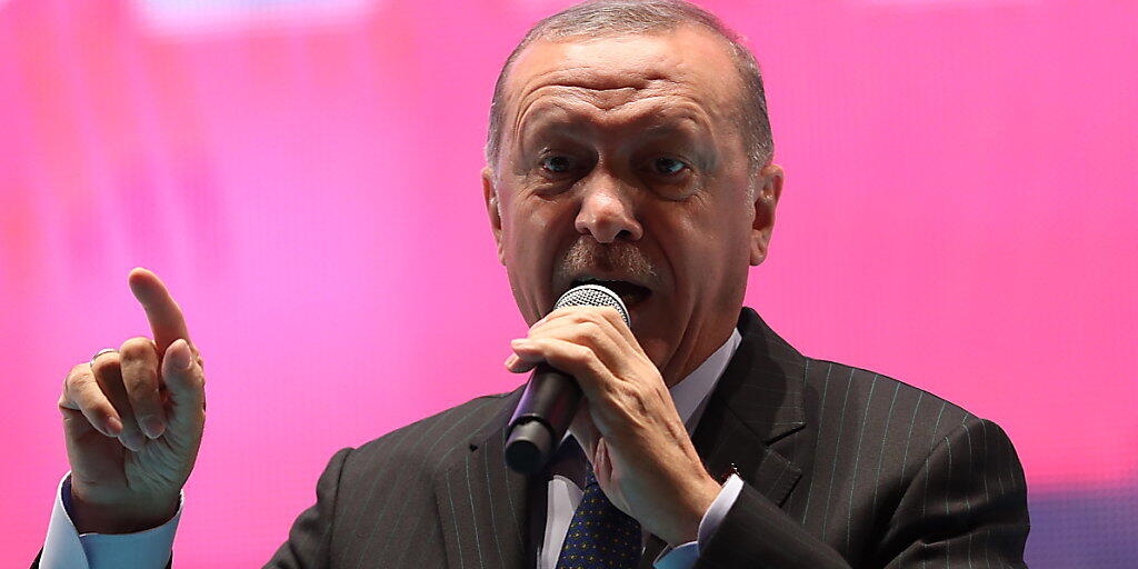 Der türkische Präsident Recep Tayyip Erdogan hält eine Rede zum zweiten Jahrestag des gescheiterten Putschversuches in der Türkei. In der Nacht auf Donnerstag soll der Ausnahmezustand auslaufen. (Archivbild)
