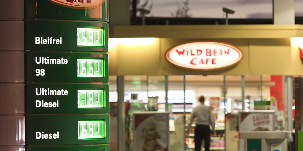 Tankstellenshops heizen den Benzinabsatz an. (Archiv)