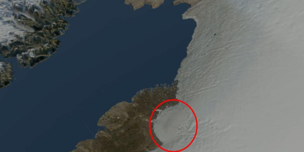 Unter dem halbkreisförmigen Rand des Eisschildes im Nordwesten Grönlands entdeckten Forschende einen riesigen Einschlagkrater.